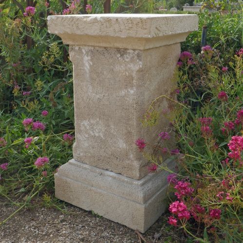 Socle en pierre de Provence pour statue ou vase : piédestal en pierre naturelle.