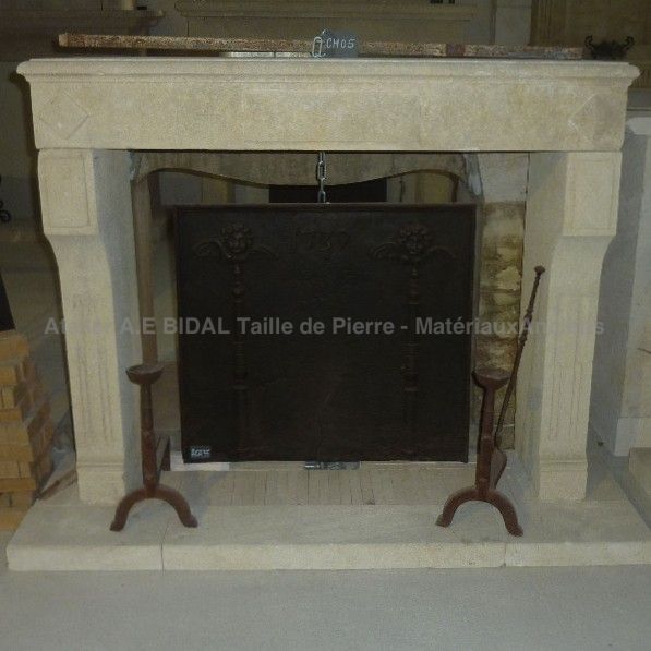 Geometrical Louis XVI mantelpiece in Estaillades stone - Atelier Alain BIDAL (Provence)