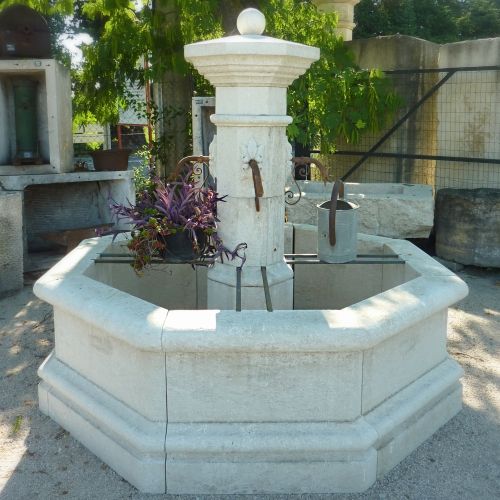Fontaine de Vaucluse par les Ateliers Bidal en Provence | Fontaine centrale en pierre naturelle française.