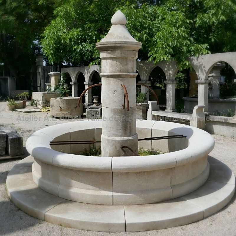 Large fontaine ronde en pierre pour jardin de style fontaine de château