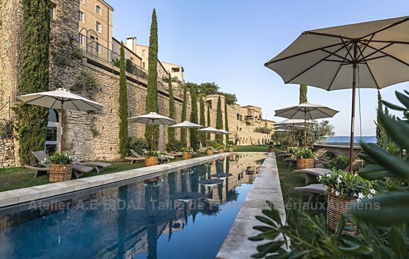 L'Atelier Bidal en Provence propose des margelles de piscine en pierre d'Avy.