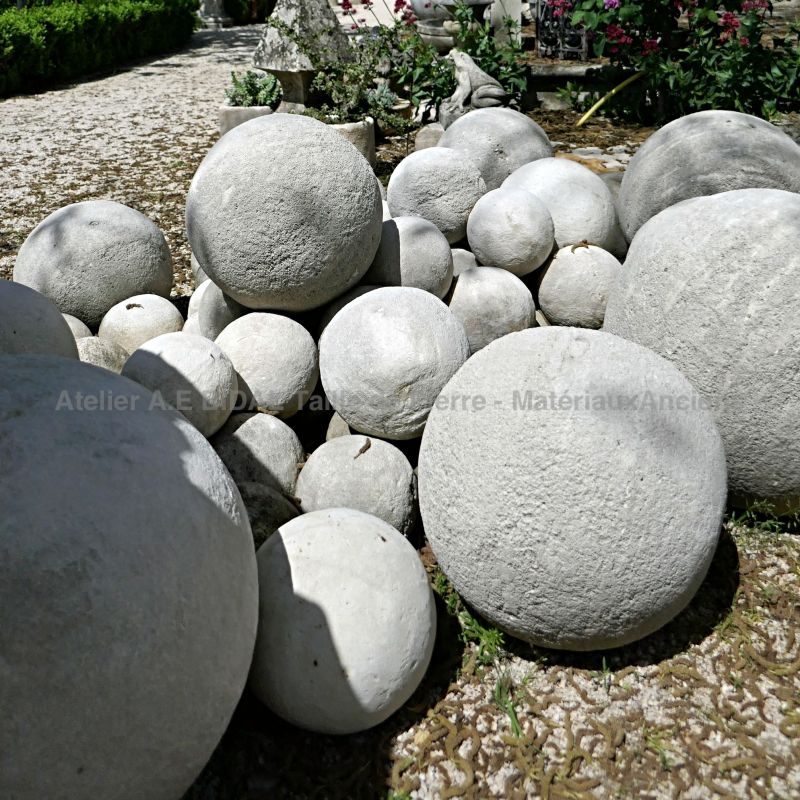 Décoration de jardin en pierre boules en pierre par Atelier BIDAL