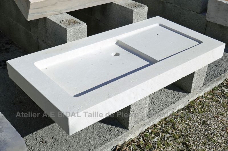 Natural stone kitchen sink hand-crafted in quality French limestone by the professional stone cutter Alain BIDAL.