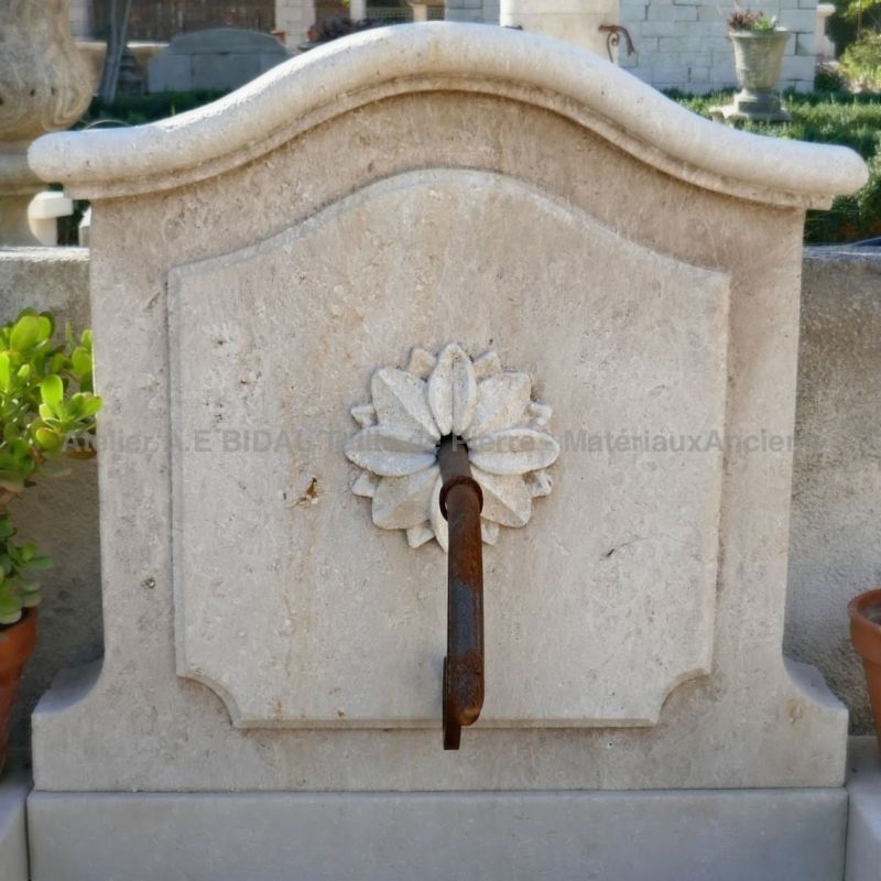 Fronton sculpté d'un plastron et d'une rosace de notre fontaine de jardin en pierre d'Avy  | Atelier Alain BIDAL