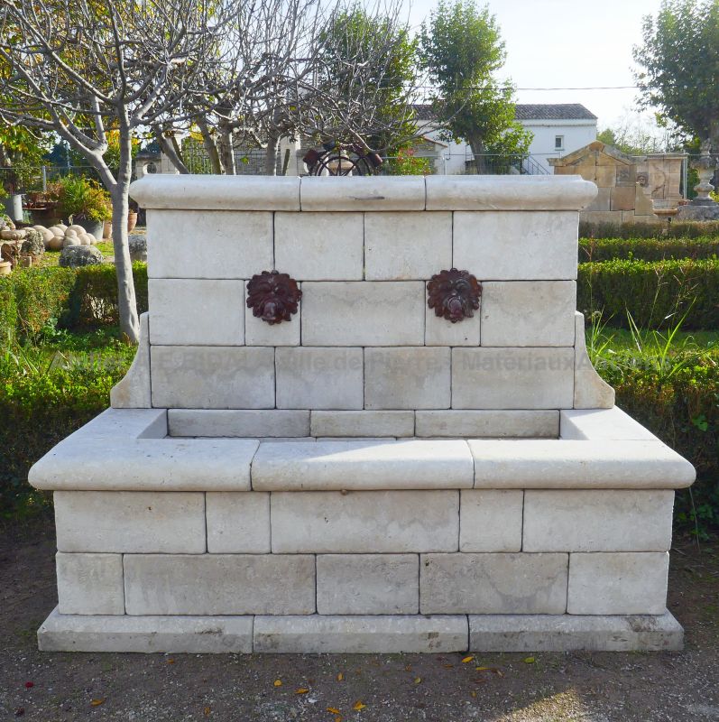 Fontaine murale en pierre naturelle avec 2 gargouilles en fonte : Atelier Alain BIDAL (Provence)