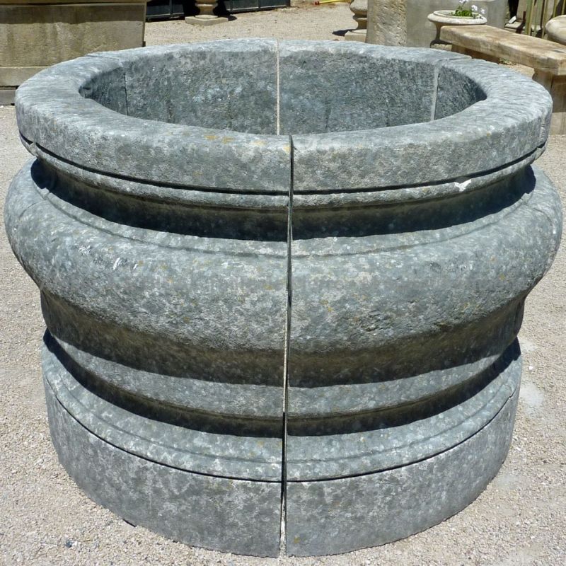 Well in natural stone from a French quarry - crafted in Provence by the stone cutter Alain BIDAL