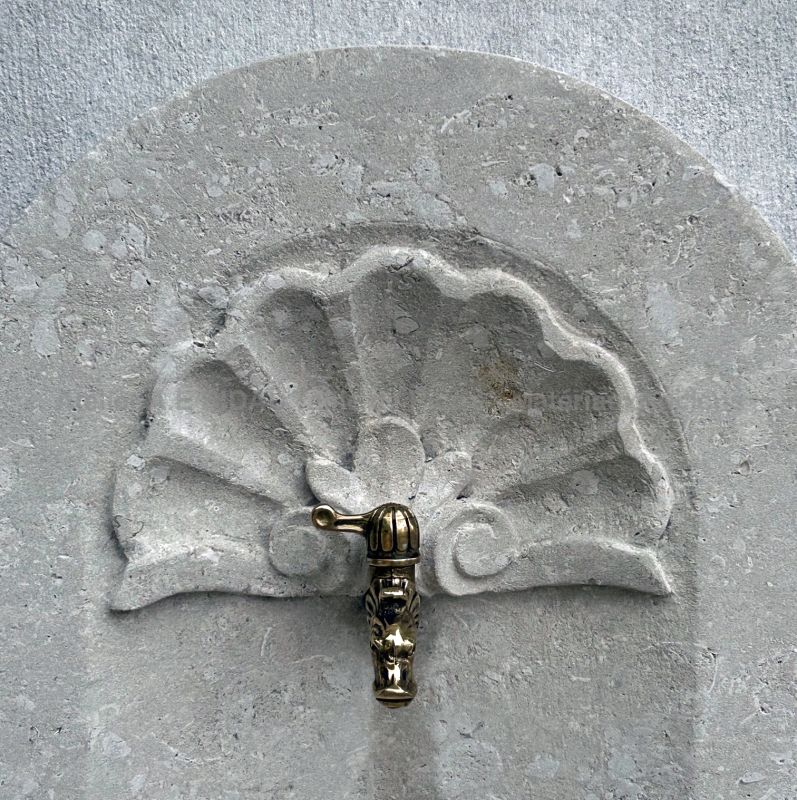 Petite fontaine murale de jardin avec coquille sculptée - Atelier Alain BIDAL (Provence)