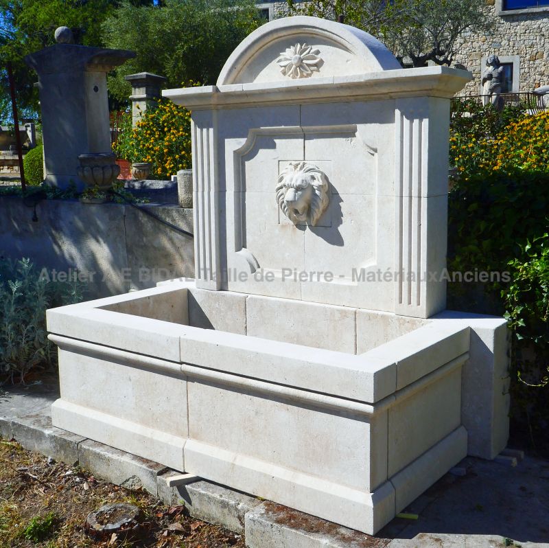 Cette fontaine de jardin est une belle réalisation en pierre naturelle issue de nos carrières françaises.