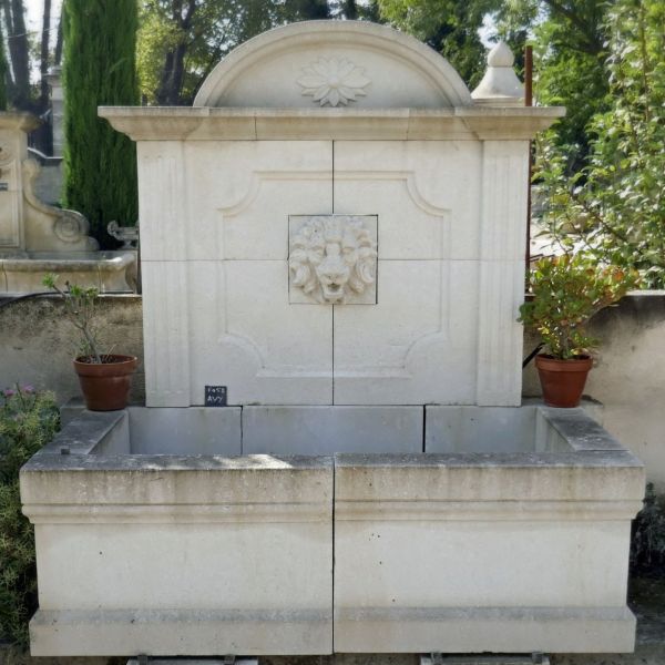 Wall fountain for outdoor use | Element of decoration for the garden.