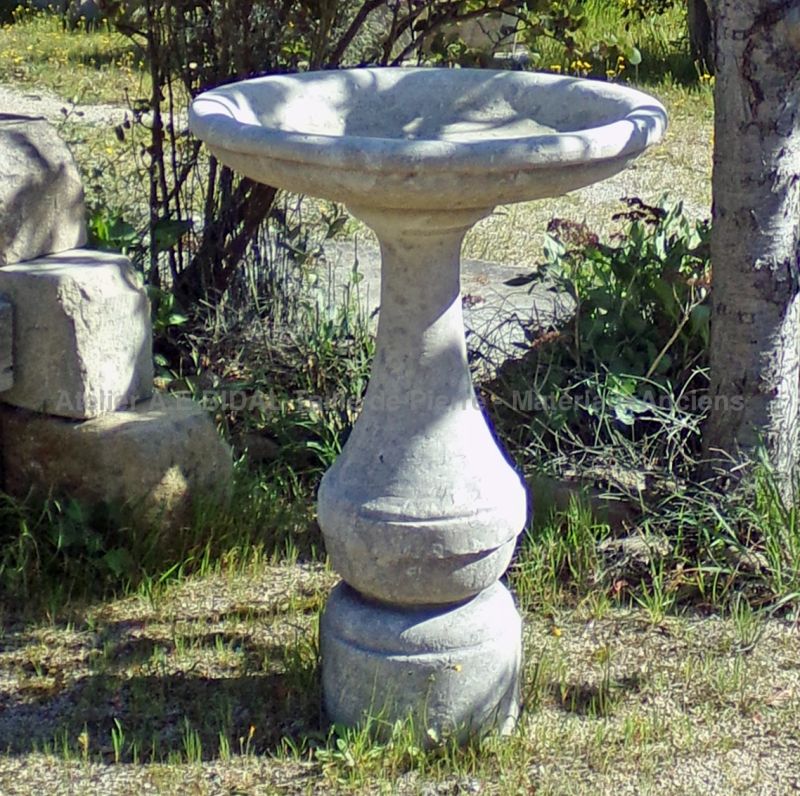 Stand alone bird bath in carved limestone : garden decoration in stone - Atelier Alain BIDAL (Provence)