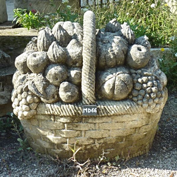 Décoration pour extérieur : grosse boule ou sphère en pierre sur socle