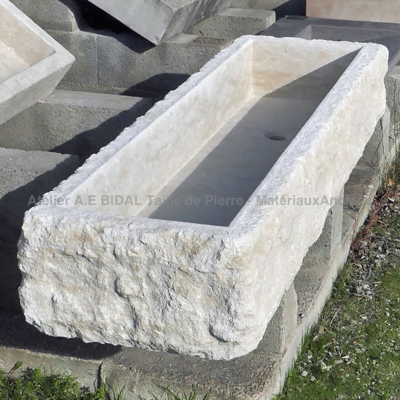 Longue auge en pierre par le tailleur de pierre en Provence Alain BIDAL