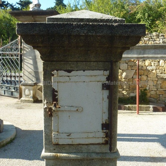 Accessoire indispensable du quotidien - bel objet de déco en pierre: boite aux lettres Alain Bidal.