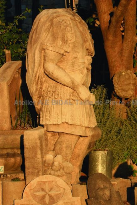 Satue décorative en pierre sans tête d'un héro de l'antiquité - sculpture en pierre par notre artisan tailleur de pierre.