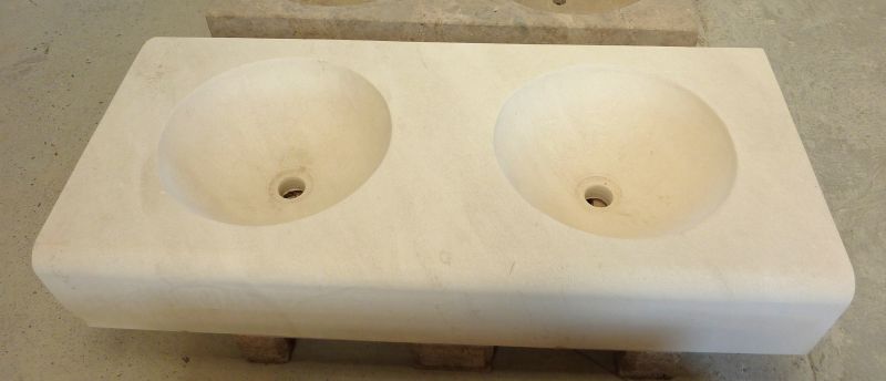 Bel évier en pierre naturelle de taille pour salle de bain - par les ateliers AE Bidal.