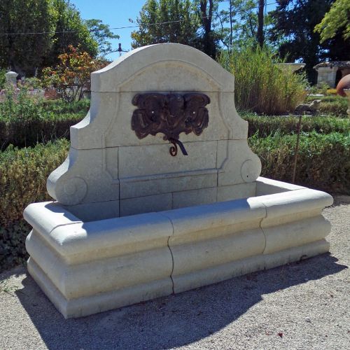 Fontaine en pierre de taille : une réalisation artisanale du tailleur de pierre Alain Bidal (Provence)