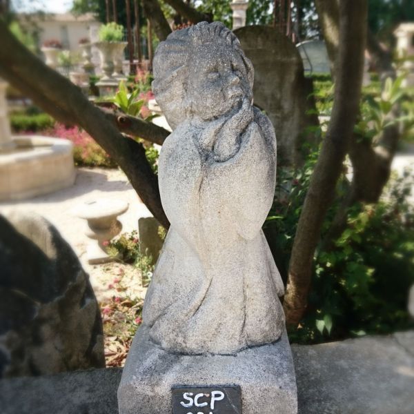 Statue décorative en taille de pierre naturelle représentant un petit ange.