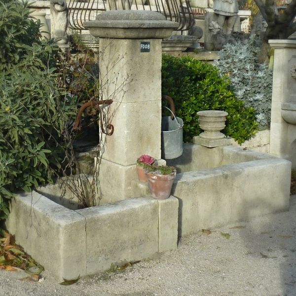 Fontaine rustique - Bel élément de décoration en pierre pour l'extérieur de l'atelier Alain BIDAL (Provence).