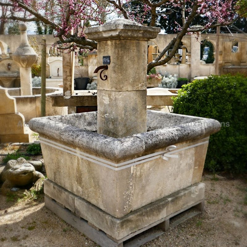 Provence fountain in natural stone on sale at the stonemason Alain BIDAL.