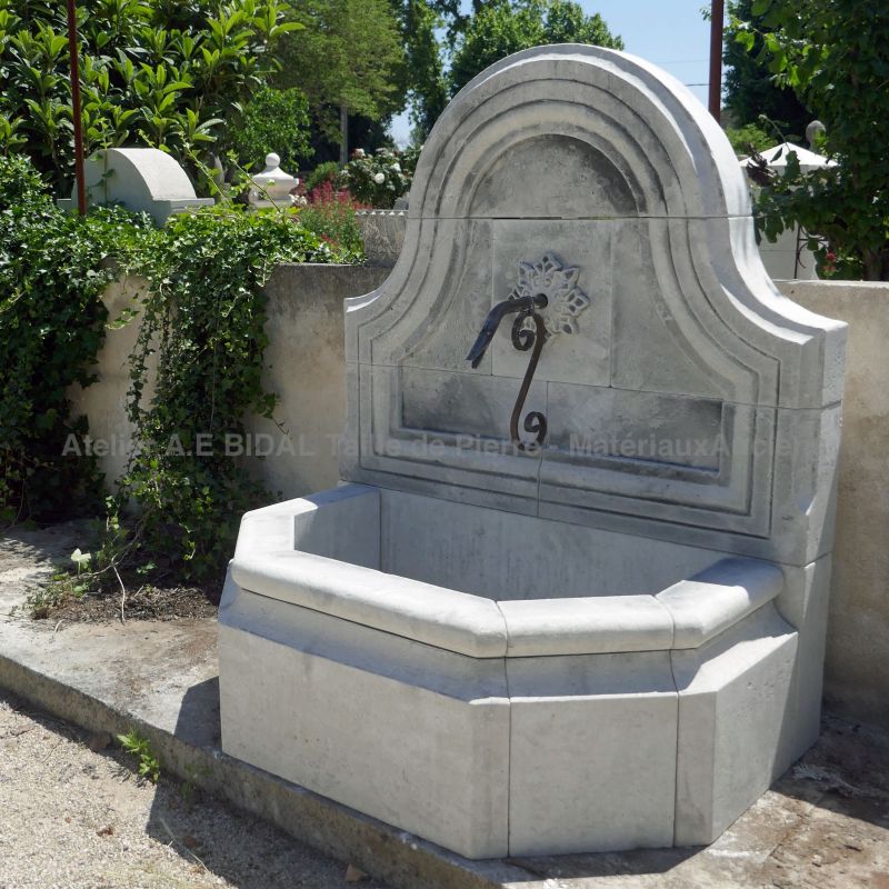 Jolie fontaine de jardin de type provençale en pierre naturelle - Atelier Alain BIDAL.