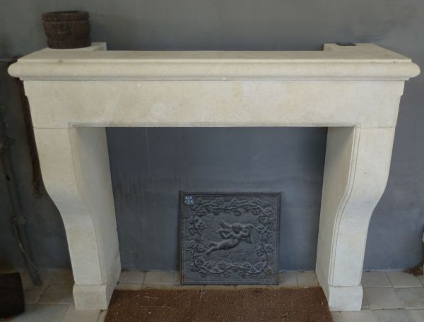 Superbe cheminée classique et rustique en pierre calcaire de Provence