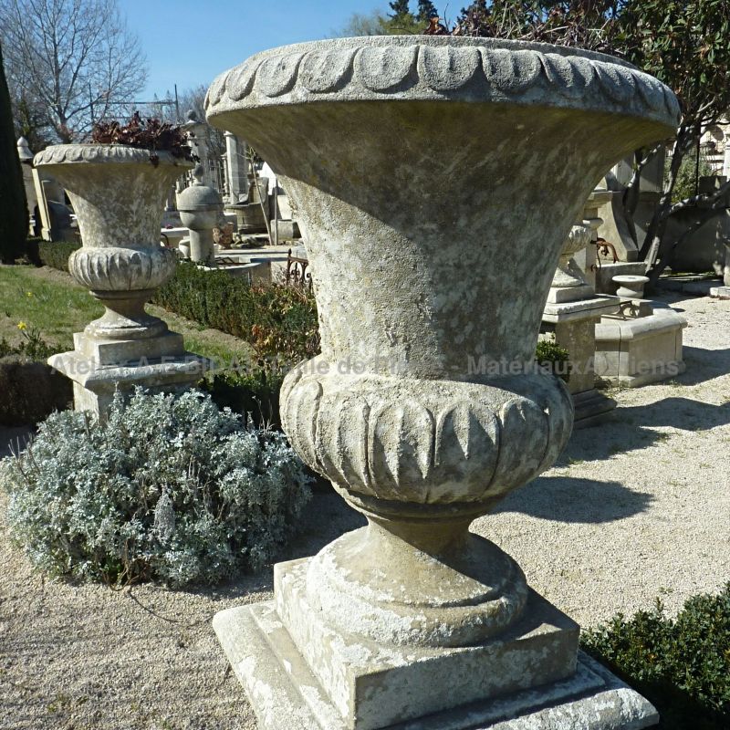 Large Medici vase in stone for sale at the stonemason in Provence Alain BIDAL.