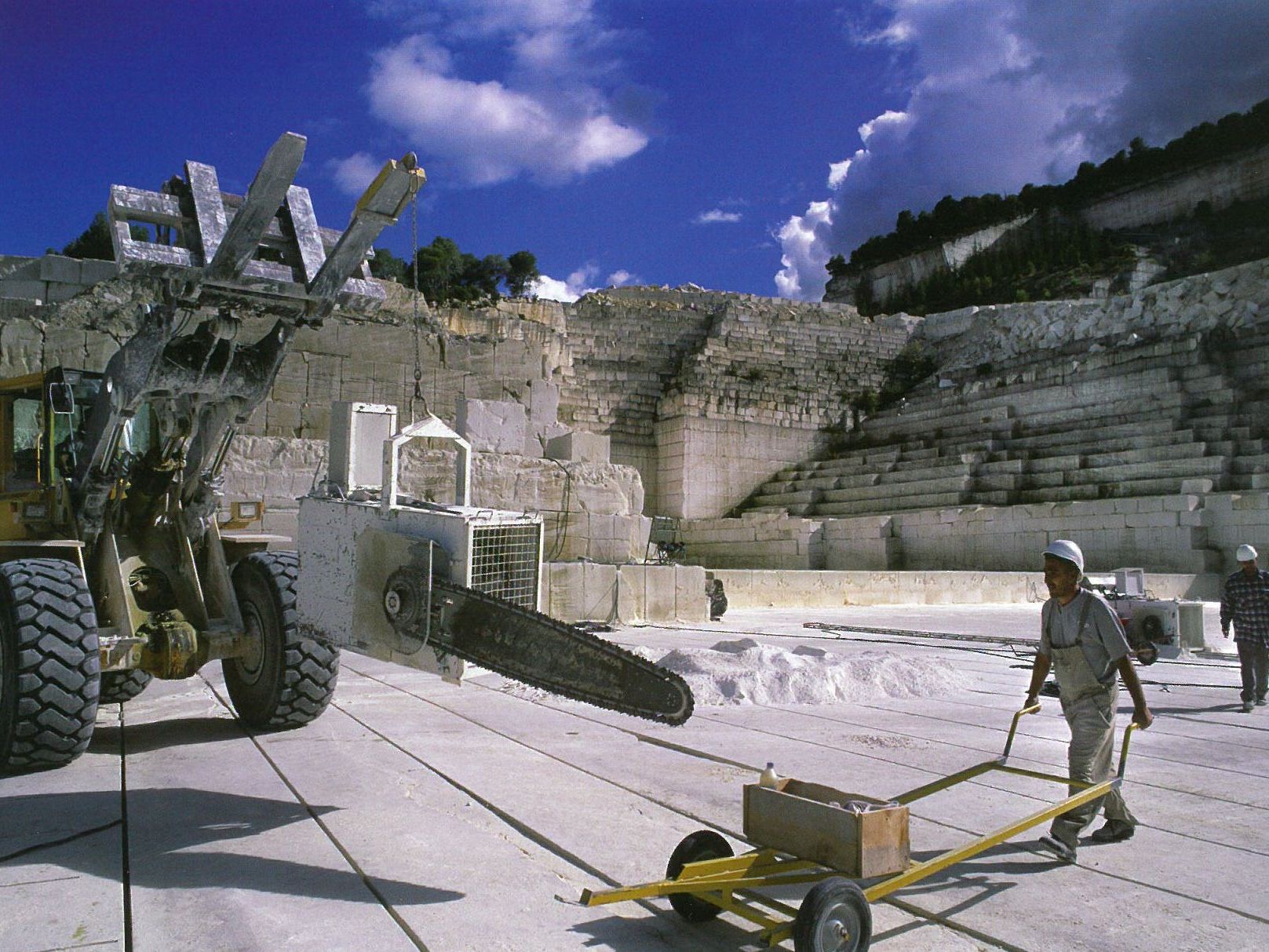 Pierre d'estaillades, la pierre de provence, une pierre naturelle française idéale pour cheminées et fontaines.