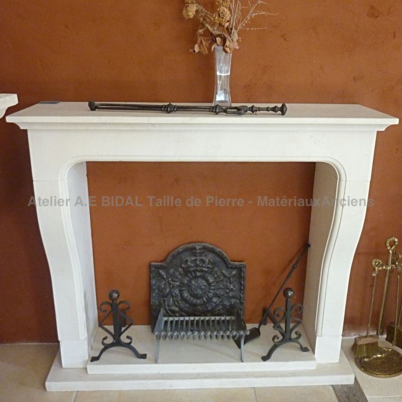 Provence-style fireplace in limestone by the Atelier Alain BIDAL (Provence)
