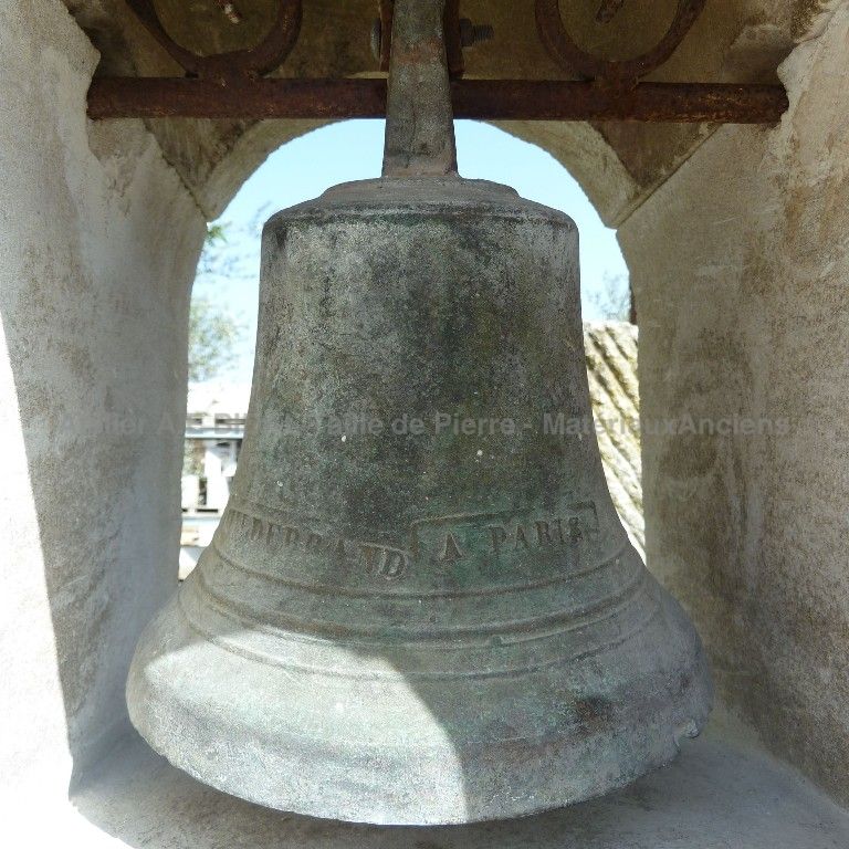 Cloche en bronze sur pilier en pierre - décoration en pierre de l'entrée.