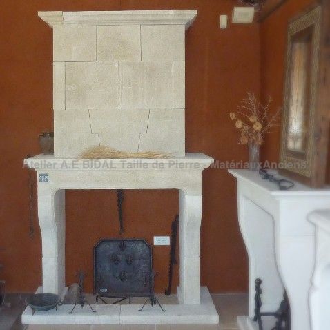 Provence style fireplace carved in Provence in natural stone - Atelier Alain BIDAL (Provence)