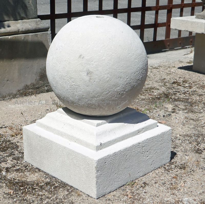 Décoration pour extérieur : grosse boule ou sphère en pierre sur socle