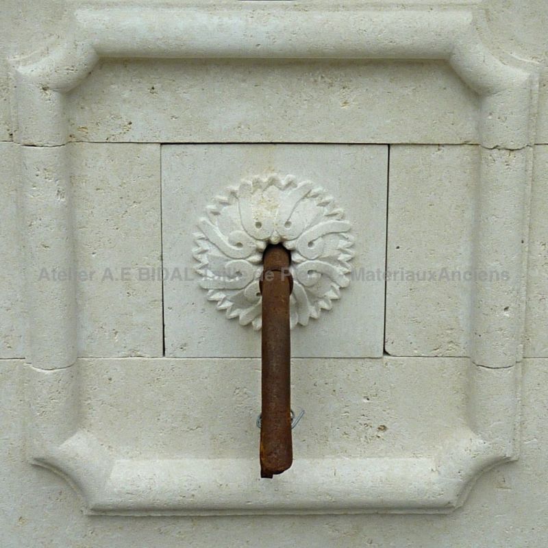 Bel élément de décoration sculpté à la main sur notre fontaine en pierre de taille artisanale.