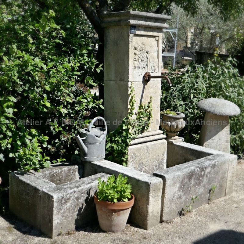 Fontaine de jardin de style rustique en pierre naturelle - tailleur de pierre Alain Bidal