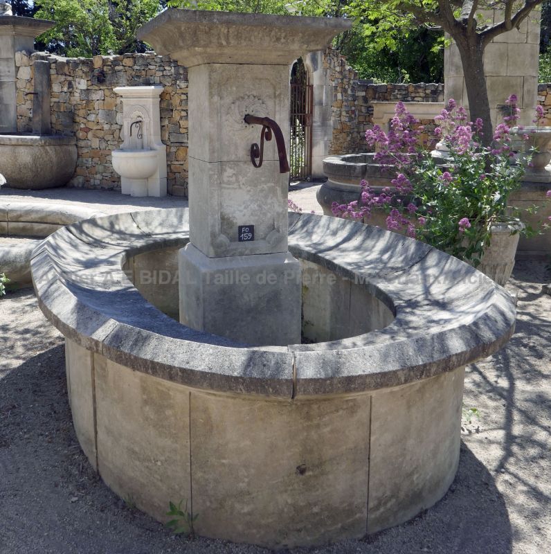 Fontaine de village de style lavoir en pierre de taille - Atelier Alain BIDAL (Provence)