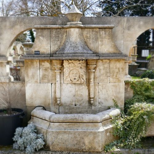 Réalisation de fontaine en pierre par notre tailleur de pierre Alain Bidal, Provence.