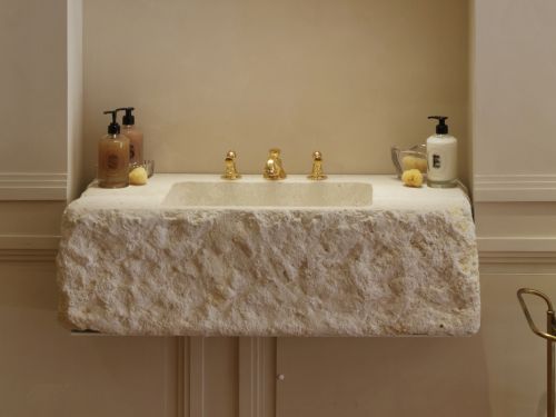 Customized sinks hand-carved in natural French limestone by the artisan stone cutter Alain BIDAL