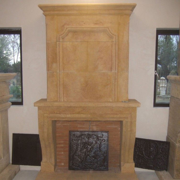 Cheminée en pierre Louis XIII - cheminée de style ancien et élégant.