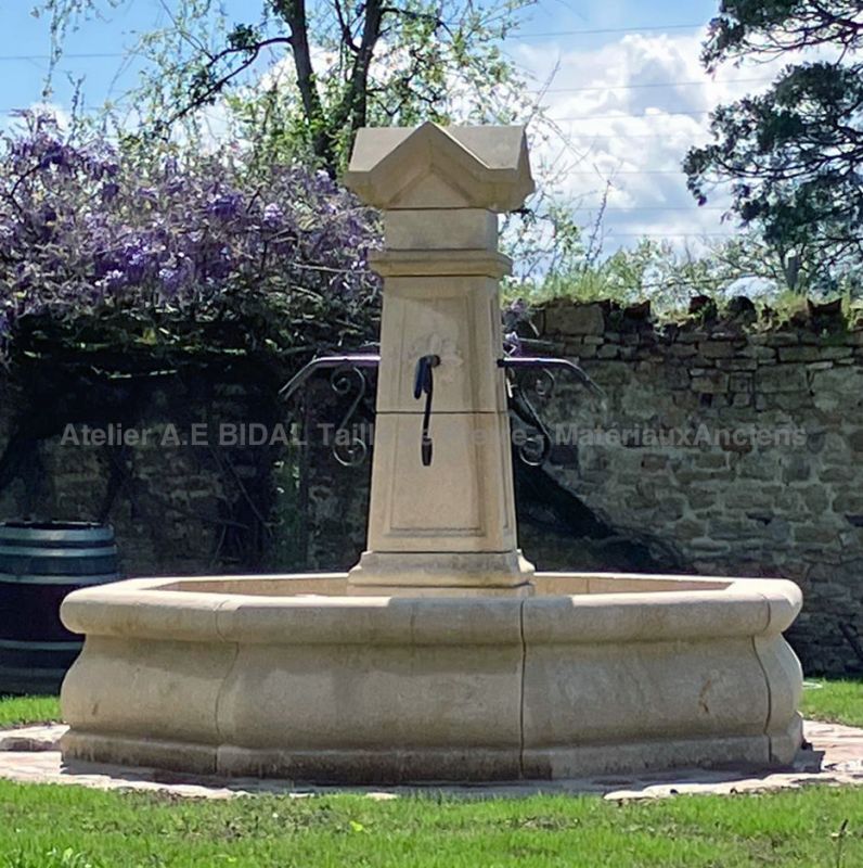 Large Provence fountain in stone crafted by the stonemason Alain BIDAL (Provence).