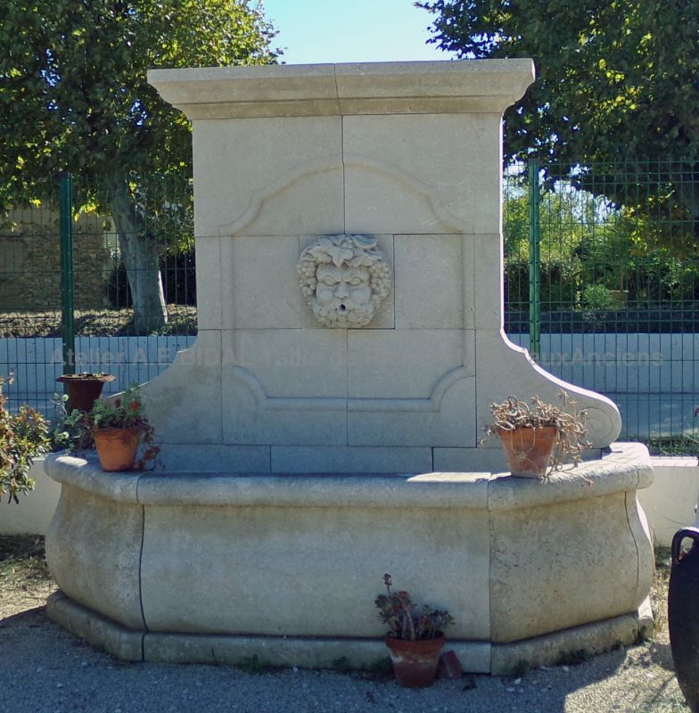Garden fountain in Avy stone from the artisan stone-cutter Alain BIDAL (Provence)