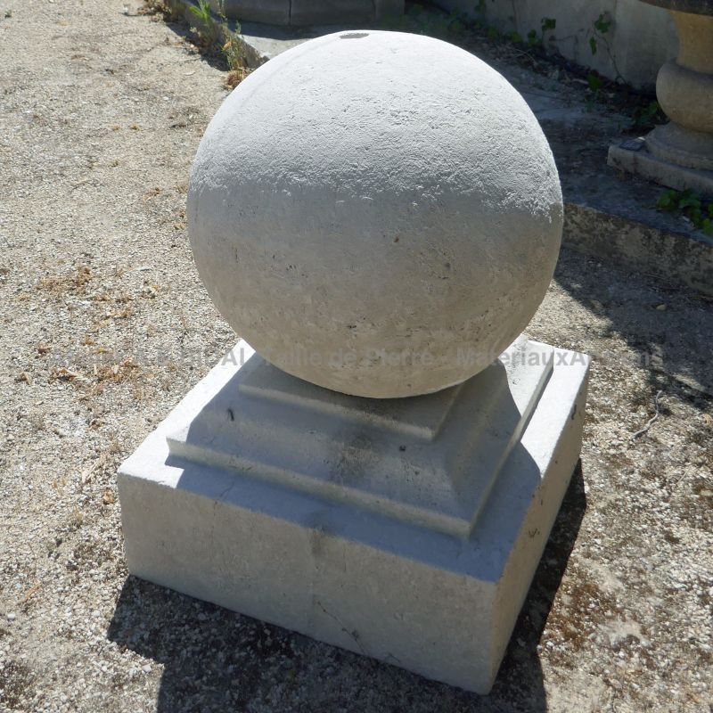 Boule percée pour bassin extérieur en pierre : décoration en pierre - Atelier Alain BIDAL (Provence)