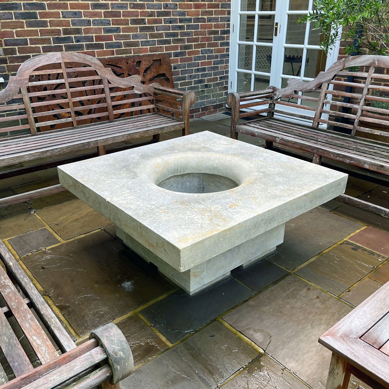 Brasero en pierre pour un bel aménagement extérieur par le tailleur de pierre Alain BIDAL