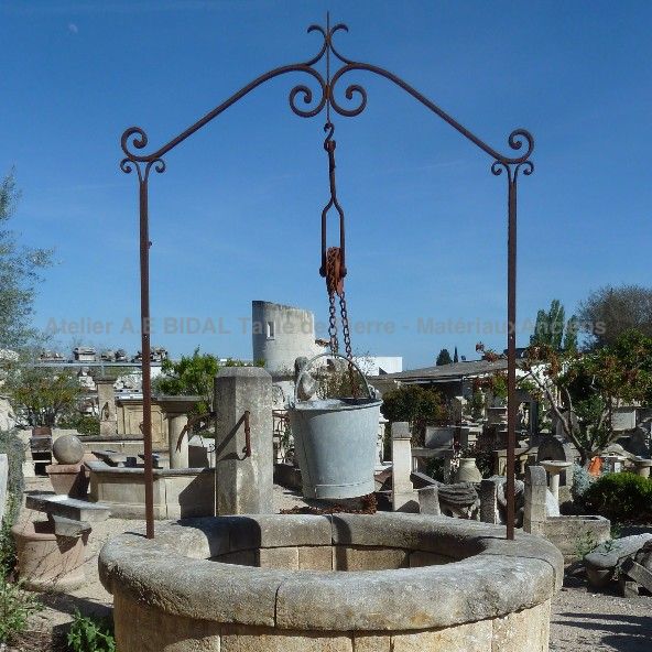 Un puits en pierre du tailleur de pierre de l'Isle sur Sorgue Bidal.